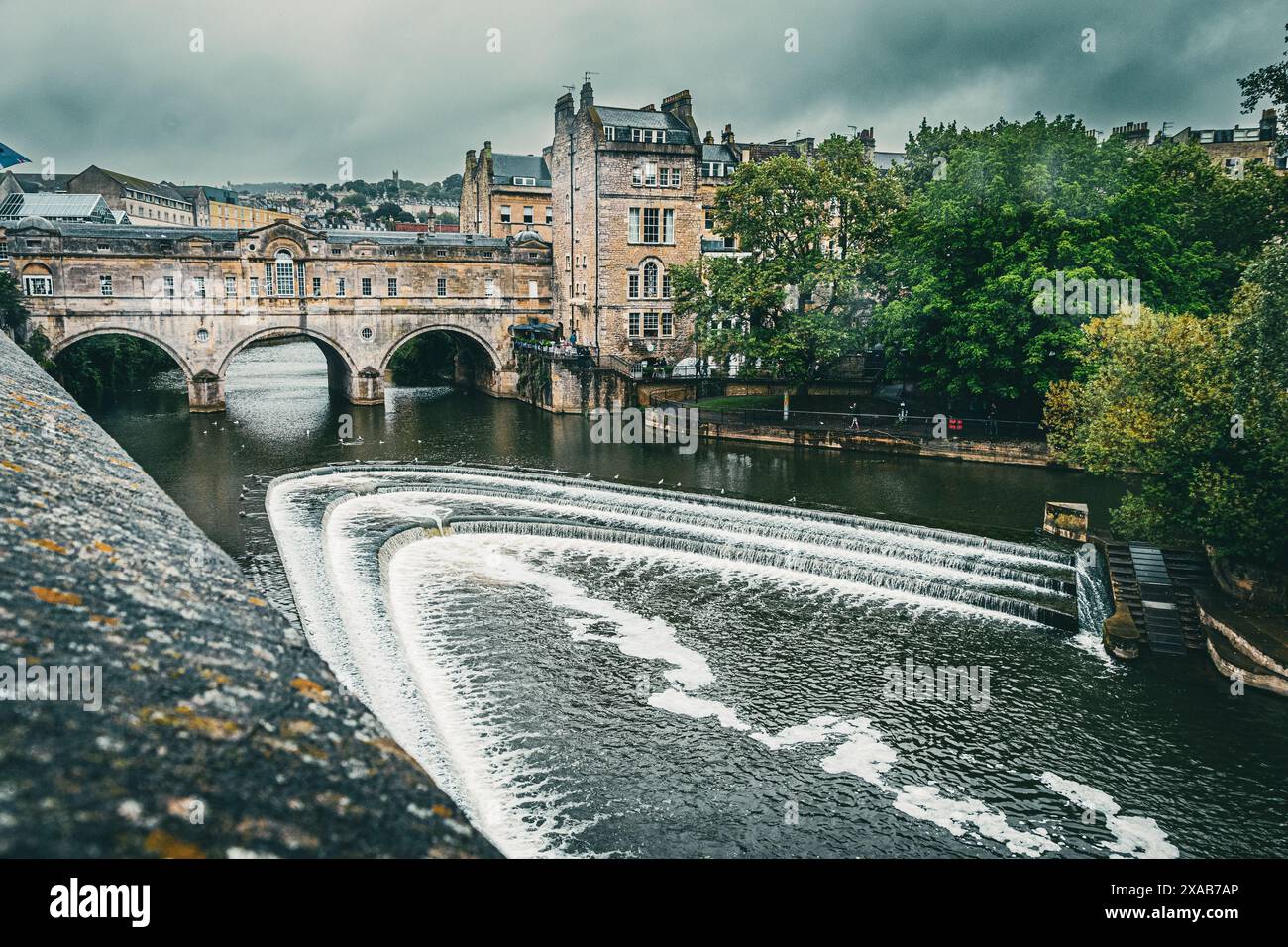 Il bagno è un posto incantevole nel Somerset, sembra di perdersi nel passato ed è bellissimo anche in una giornata di pioggia Foto Stock
