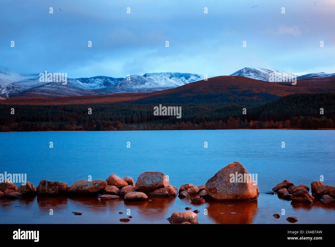 Loch Morlich e i monti Cairngorm nelle Highlands scozzesi. Foto Stock