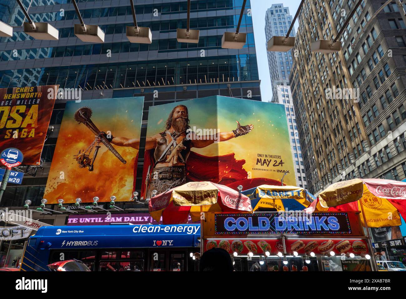 Gli edifici di Times Square sono coperti da cartelloni luminosi elettronici 24 ore su 24, 2024, New York City, USA Foto Stock