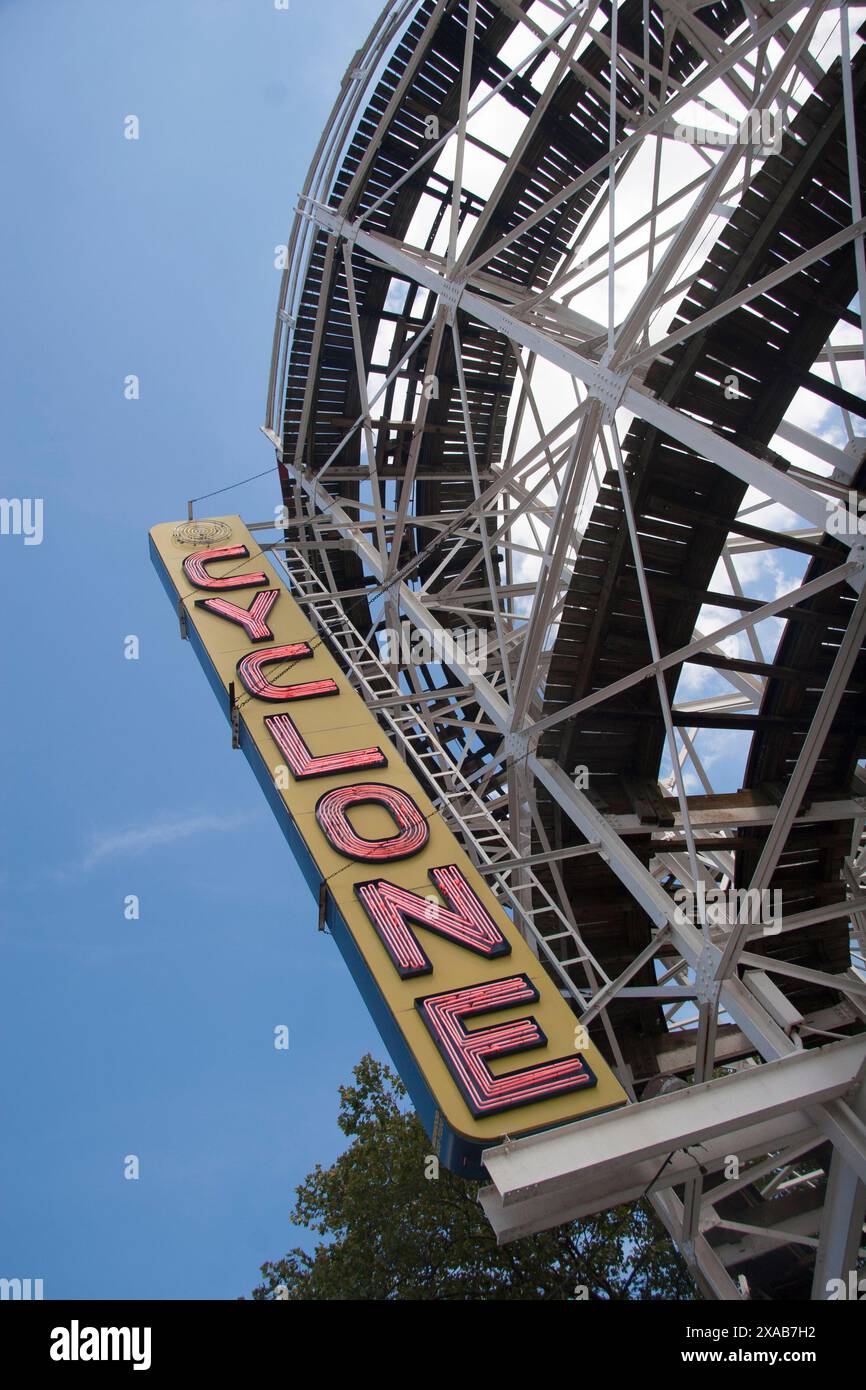 Lo storico cartello delle montagne russe Cyclone è appeso al giro a tre strati sulla passerella di Coney Island a New York Foto Stock