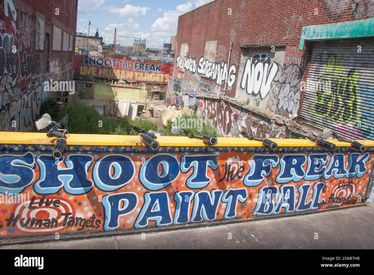 Shoot the Freek Carnival Live Human Target al Coney Island Boardwalk, New York City (2008) Foto Stock