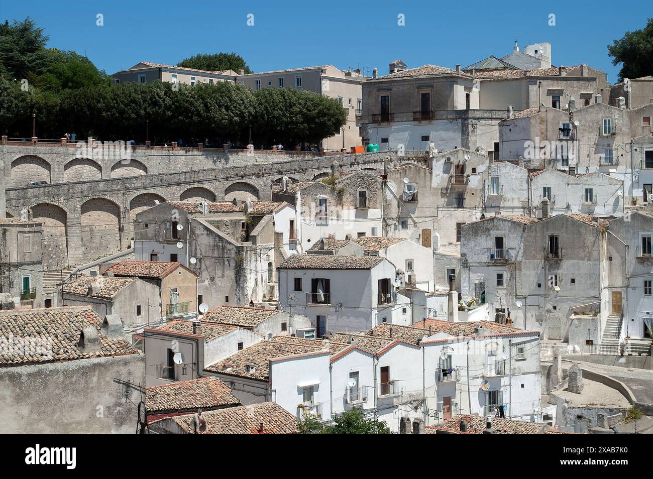 Italia, Italien, Italia, Monte Sant’Angelo; Puglia; un frammento della città vecchia - pittoresche case bianche sulla collina; Fragment der Altstadt Foto Stock