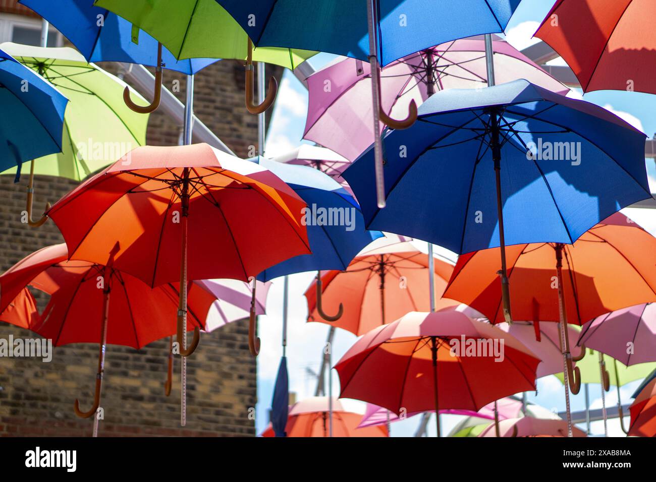 Ombrelli colorati appesi sui mercati Foto Stock