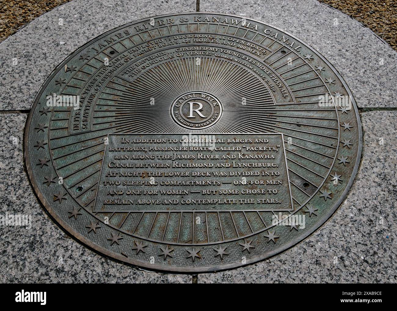 James River e Kanawha Canal History Medallion on on the Canal Walk, Richmond, Virginia, USA Foto Stock