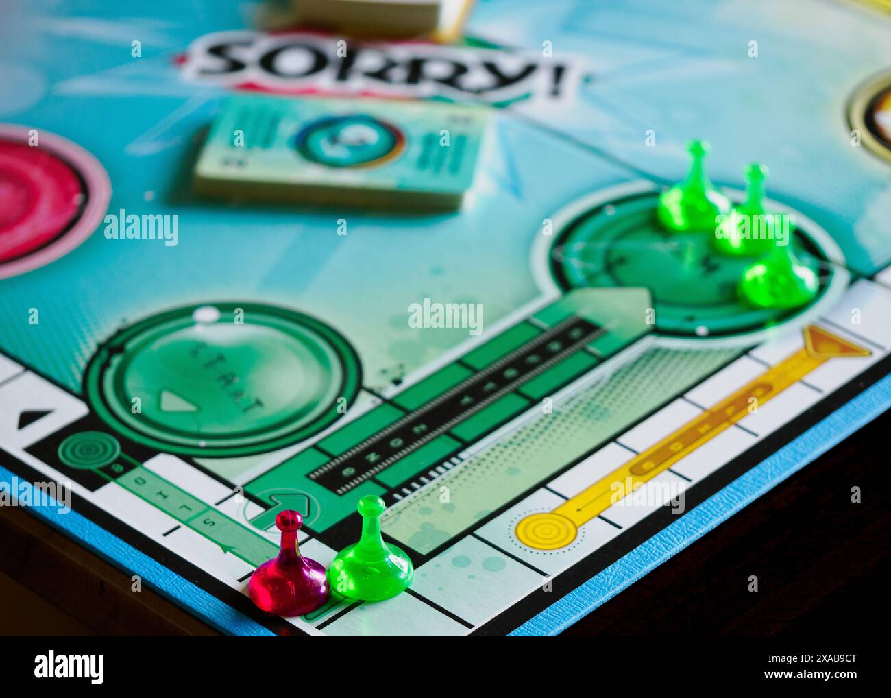 Spiacenti! gioco da tavolo che mostra che il giocatore verde finale viene rimandato indietro per iniziare Foto Stock