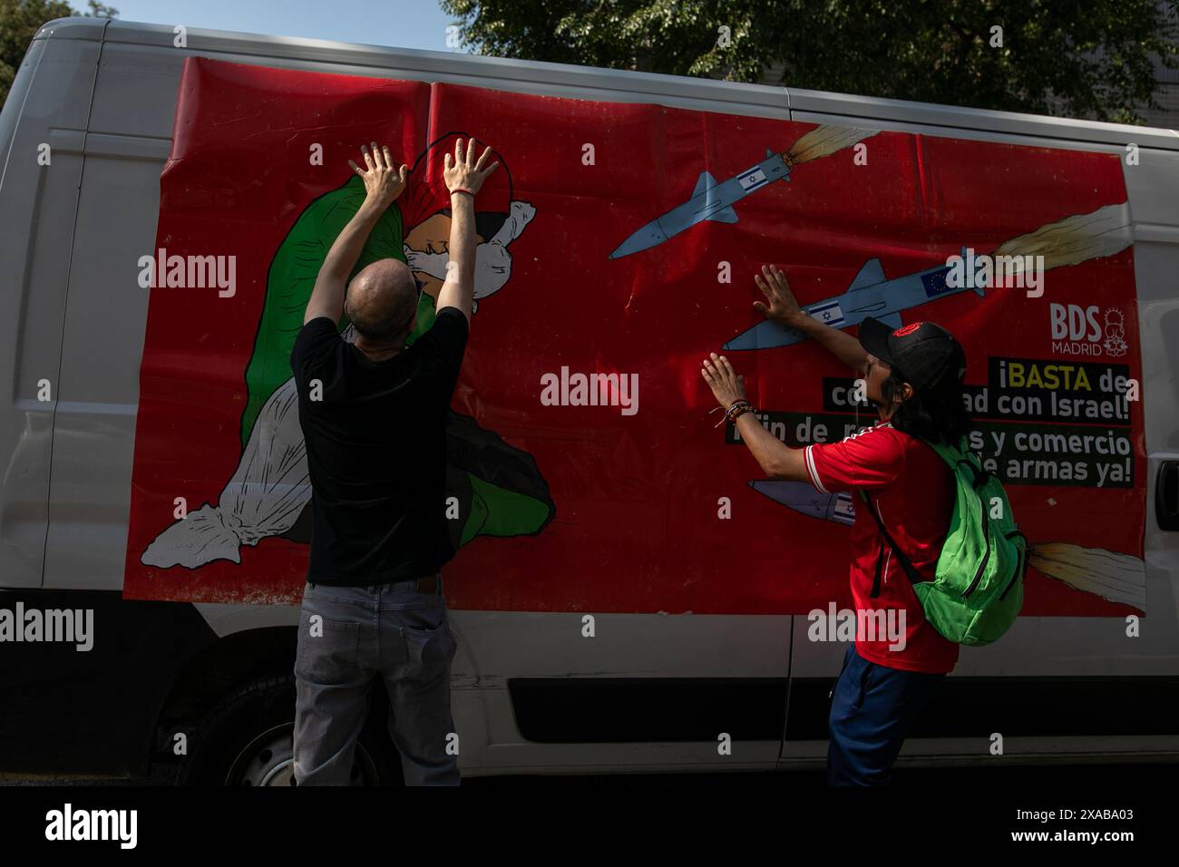 Madrid, Spagna. 5 giugno 2024. Gli attivisti pro-palestinesi appendono uno striscione su un furgone che ha visitato le strade di Madrid per attirare l'attenzione della gente e denunciare gli attacchi israeliani alla Palestina. Credito: SOPA Images Limited/Alamy Live News Foto Stock