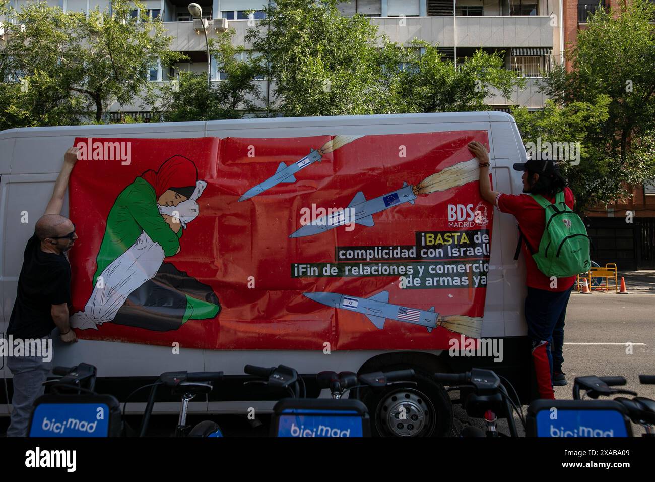 Madrid, Spagna. 5 giugno 2024. Gli attivisti pro-palestinesi appendono uno striscione su un furgone che ha visitato le strade di Madrid per attirare l'attenzione della gente e denunciare gli attacchi israeliani alla Palestina. Credito: SOPA Images Limited/Alamy Live News Foto Stock