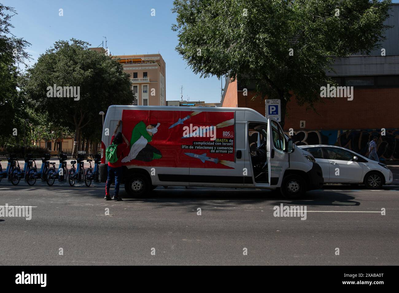Madrid, Spagna. 5 giugno 2024. Gli attivisti pro-palestinesi appendono uno striscione su un furgone che ha visitato le strade di Madrid per attirare l'attenzione della gente e denunciare gli attacchi israeliani alla Palestina. Credito: SOPA Images Limited/Alamy Live News Foto Stock