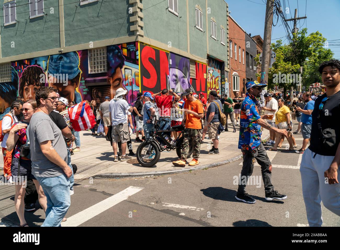 Migliaia di persone si riversano nel quartiere di Bushwick a Brooklyn, New York, per l'annuale Bushwick Collective Block Party che si terrà sabato 1 giugno 2024. La festa annuale attrae persone da tutta la città per ascoltare musica e vedere i numerosi murales. (© Richard B. Levine) Foto Stock