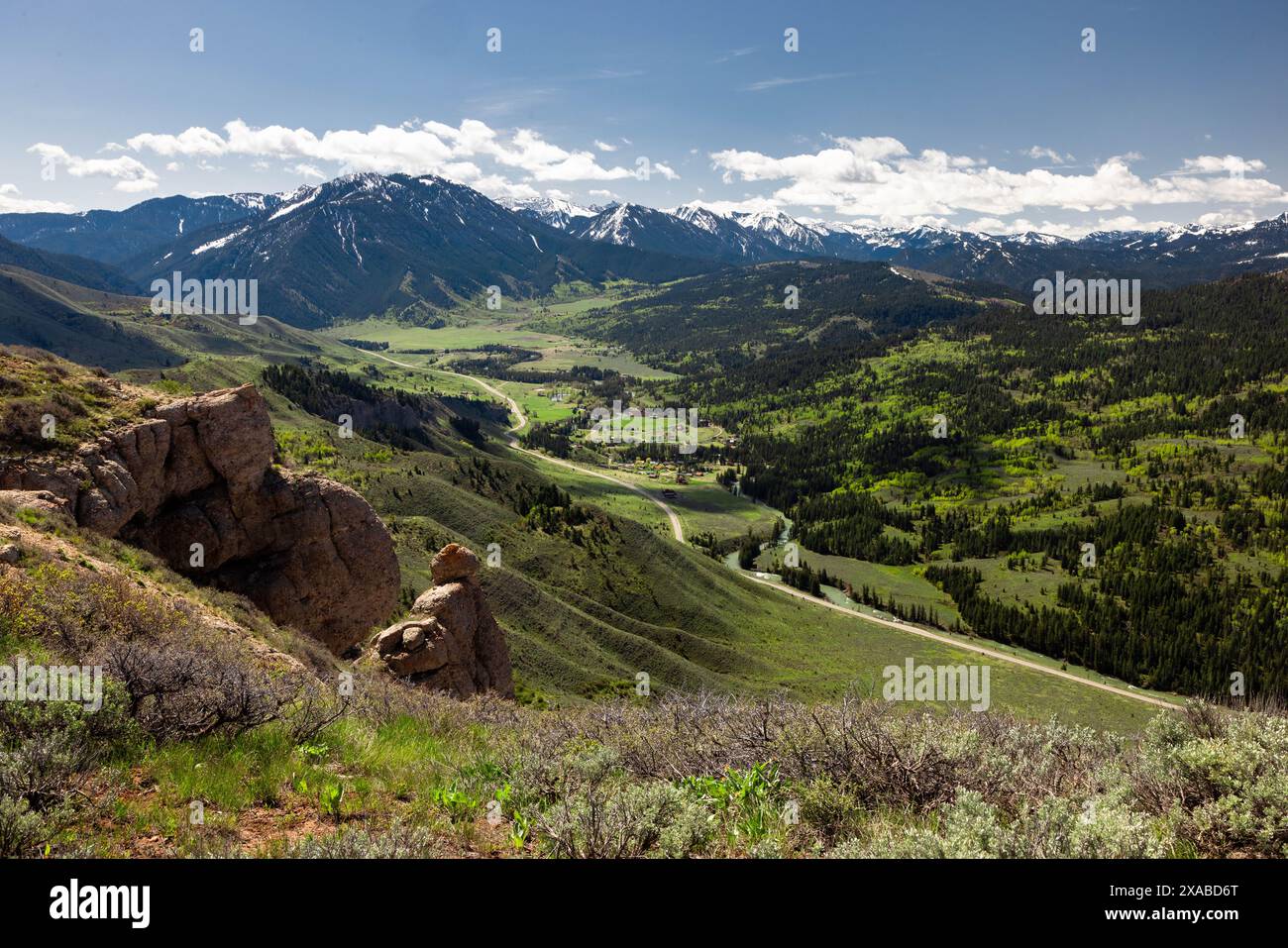 Beaver Mountain si innalza in lontananza oltre la cima dell'Arbor Peak e l'autostrada 191. Bridger-Teton National Forest, Wyoming Foto Stock