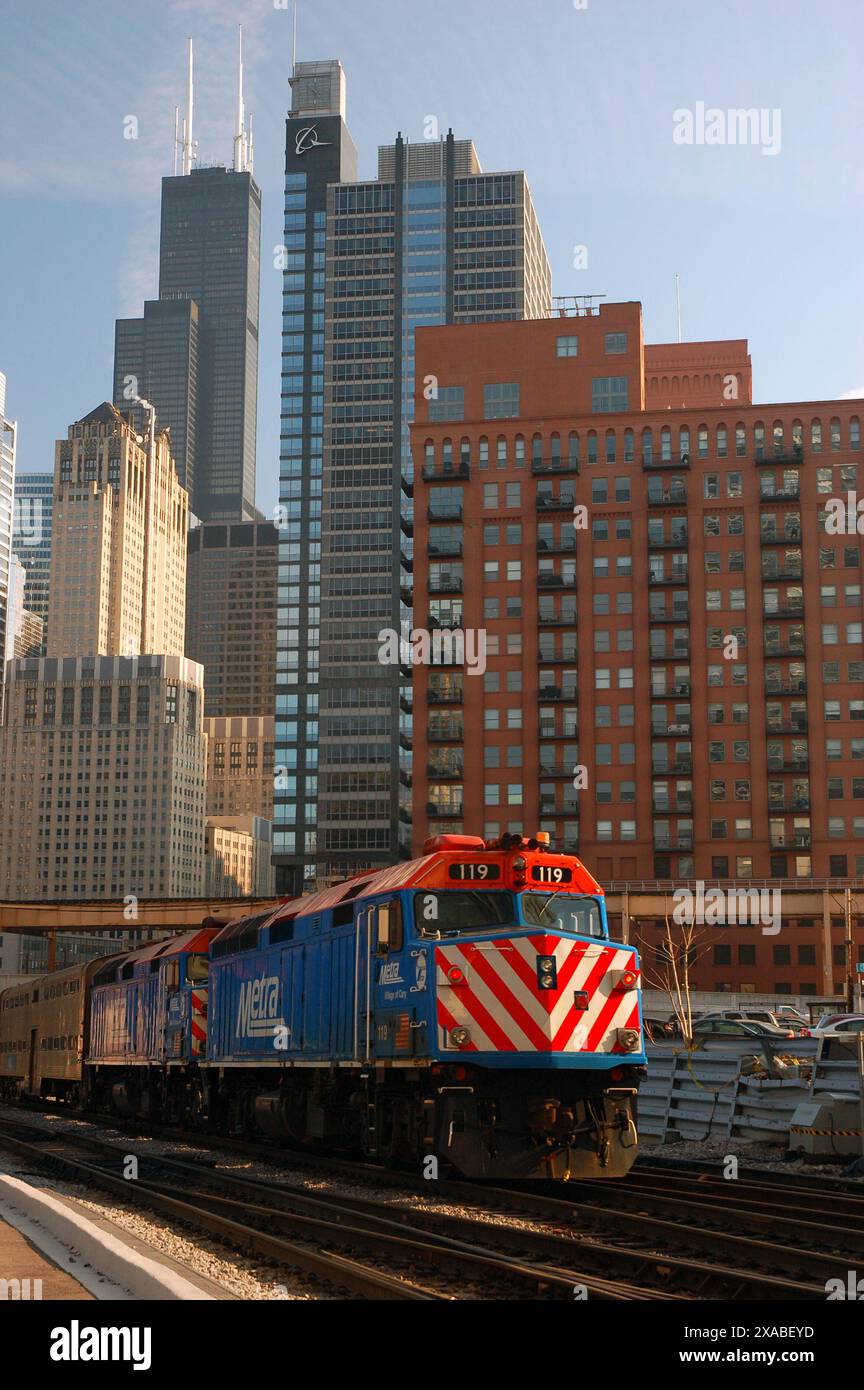 Un treno per pendolari Metra esce dalla Chicago Union Station durante l'ora di punta e trasporta i viaggiatori a casa dal quartiere degli affari Foto Stock