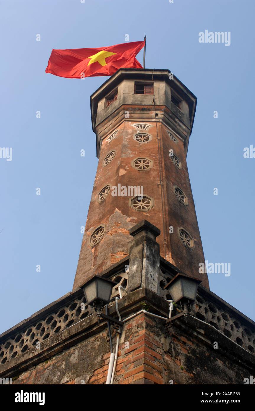 Bandiera vietnamita che vola sopra la Torre della bandiera, Guerra del Vietnam, Museo di storia militare del Vietnam, Hanoi, Vietnam, Asia. Foto Stock