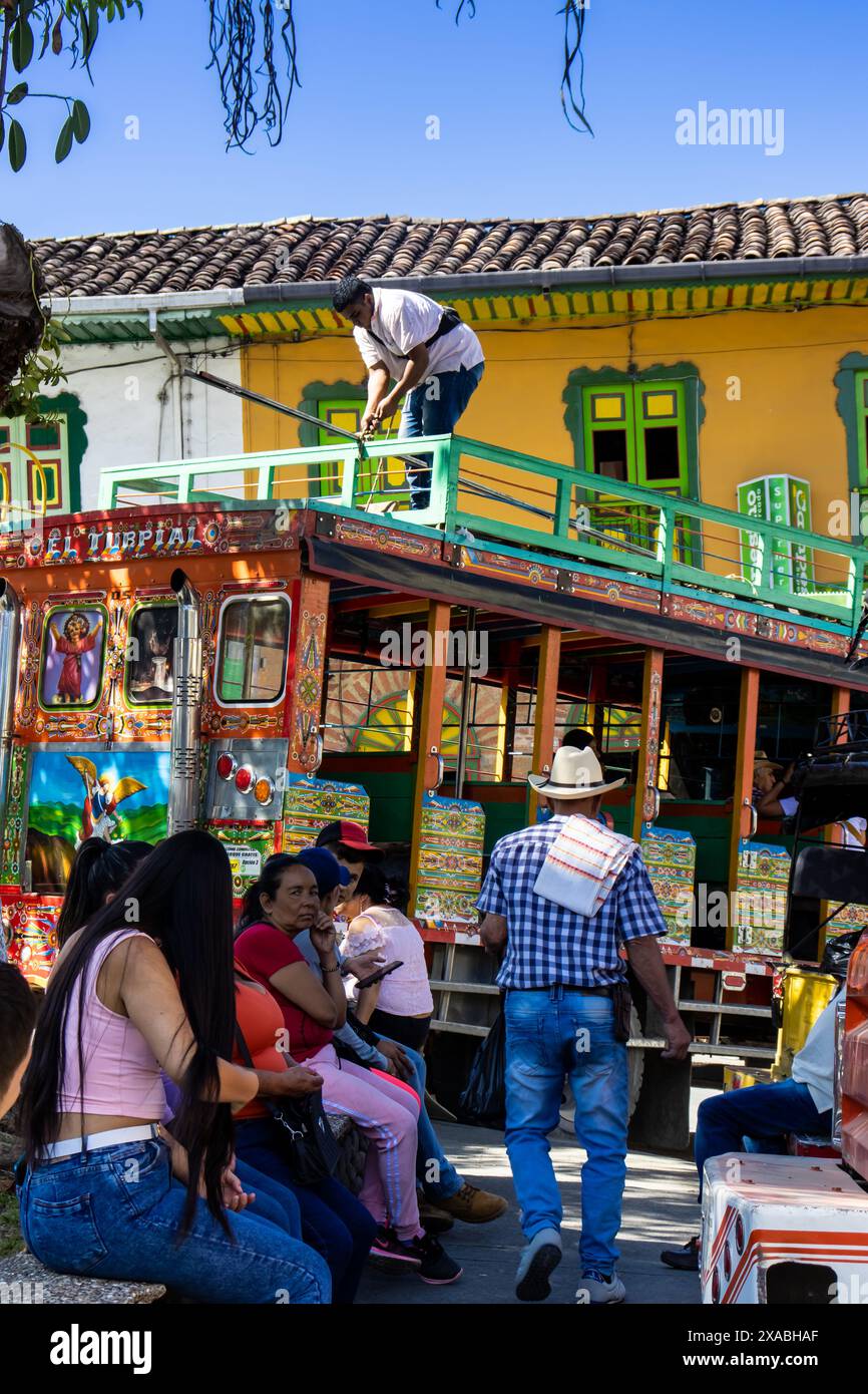 AGUADAS, COLOMBIA - 15 GENNAIO 2024: Autobus rurale colombiano tradizionale, chiamato chiva, parcheggiato nella piazza centrale della città storica di Agu Foto Stock