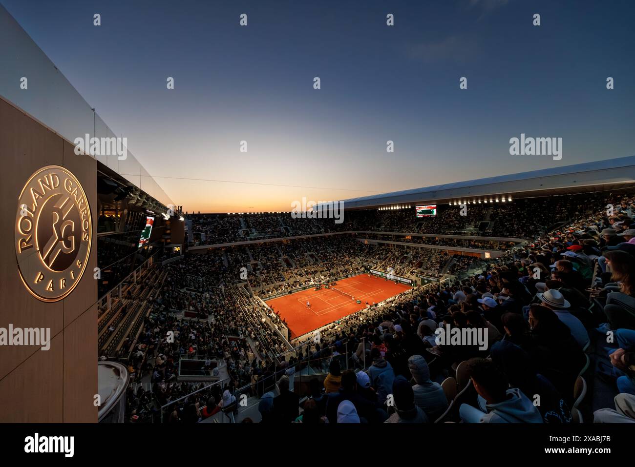 Roland Garros, 05 giugno 2024: Alex De Minaur (AUS) interpreta Alexander Zverev (GER) sul Court Philippe Chatrier durante l'Open di Francia 2024. Corleve/Mark Peterson Foto Stock