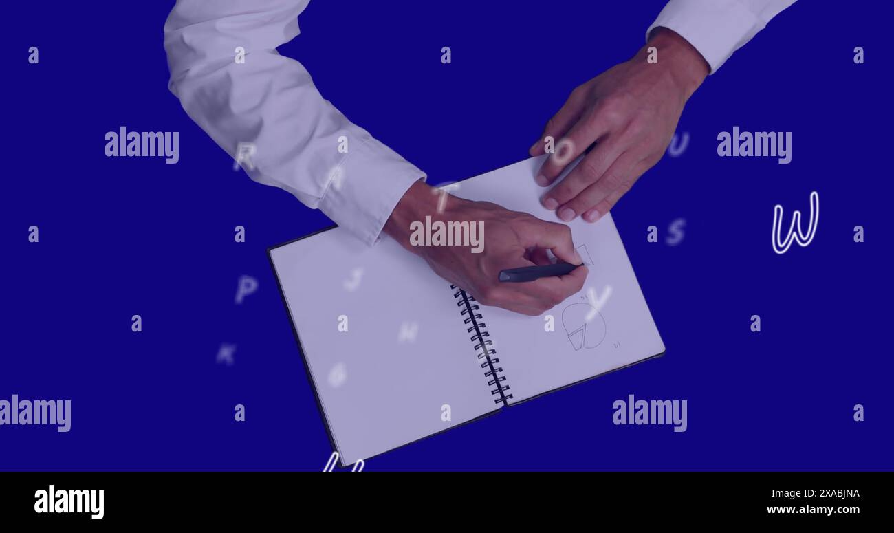 Immagine di lettere volanti sopra una persona che scrive su un taccuino Foto Stock