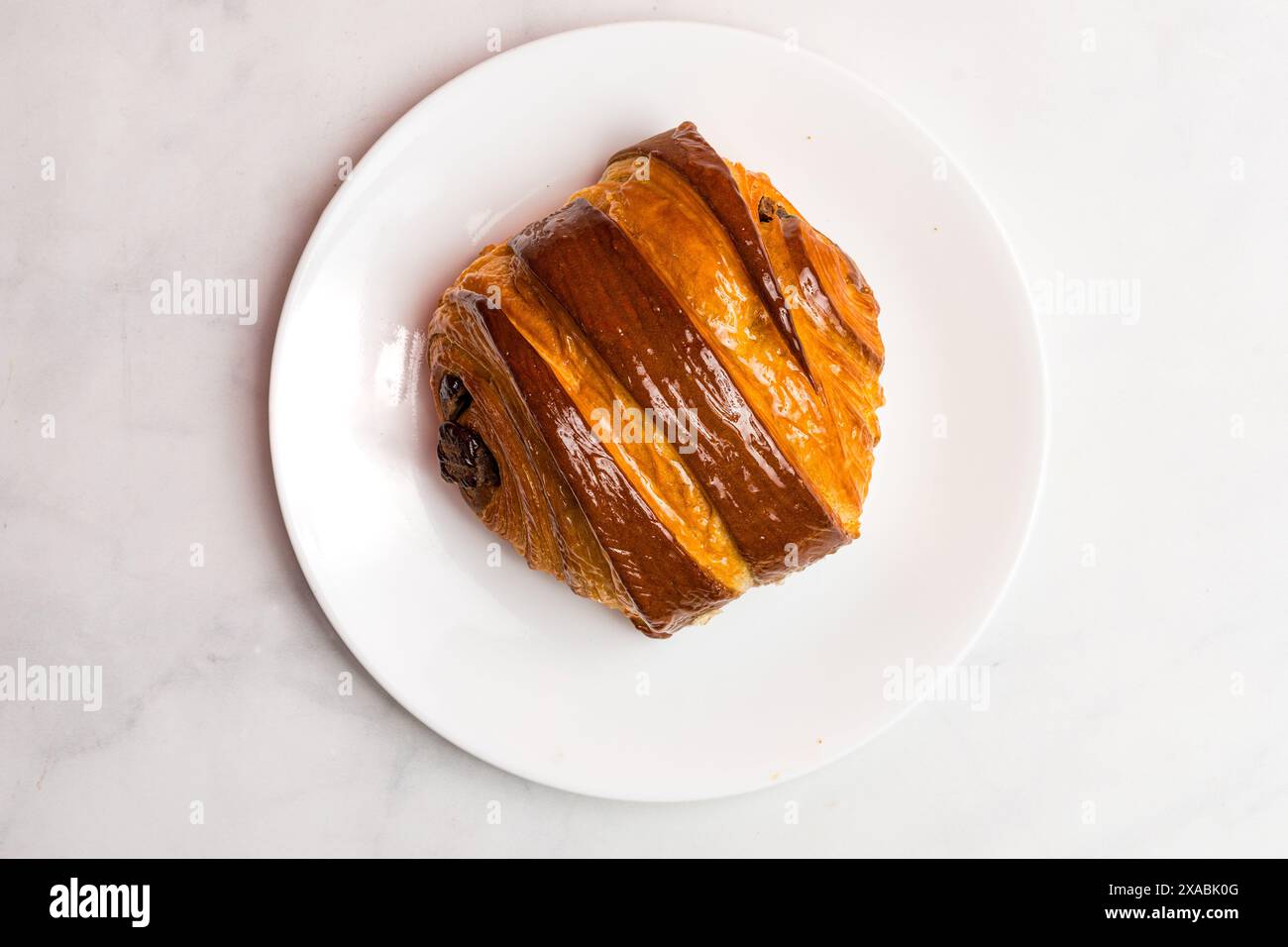 Croissant al cioccolato su un piatto Foto Stock