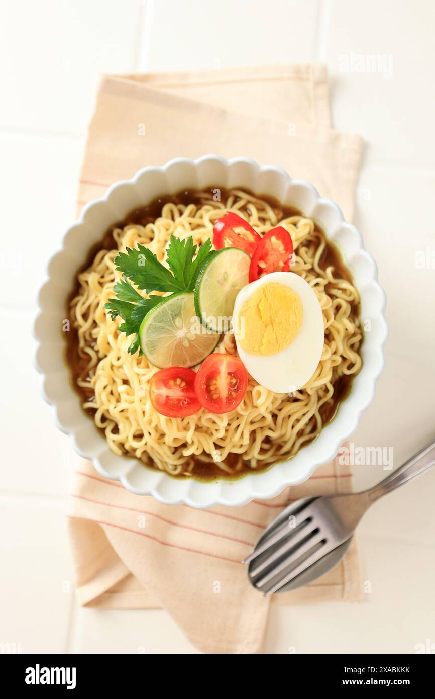 Vista dall'alto Indomie Rebus o Instant Boiled Noodle on Ceramic Bowl Foto Stock