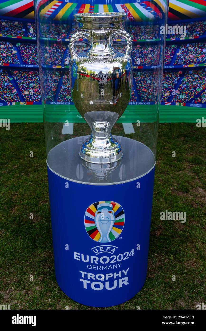 Berlino Germania 25 aprile 2024: Il trofeo del Campionato europeo di calcio fa tappa allo stadio Lichterfelde durante il suo tour. Foto Stock