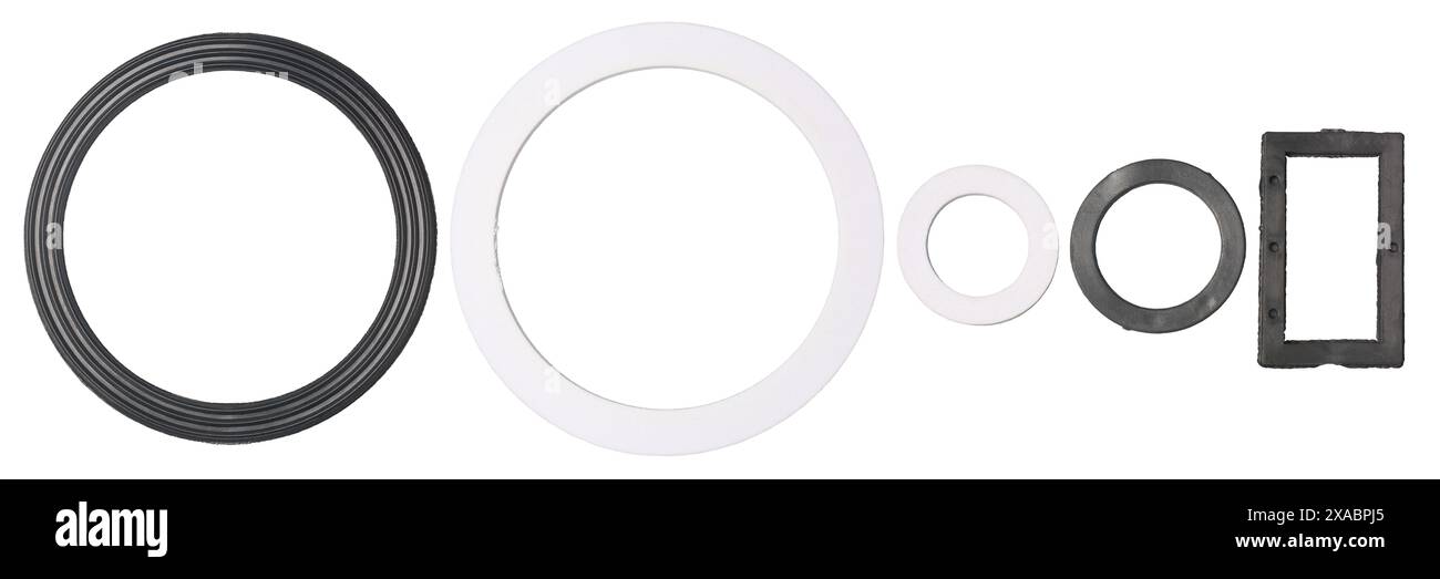 rondelle in gomma sfondo bianco isolato, colore bianco e nero diversi tipi dimensioni di guarnizioni flessibili utilizzate nell'industria idraulica e automobilistica Foto Stock