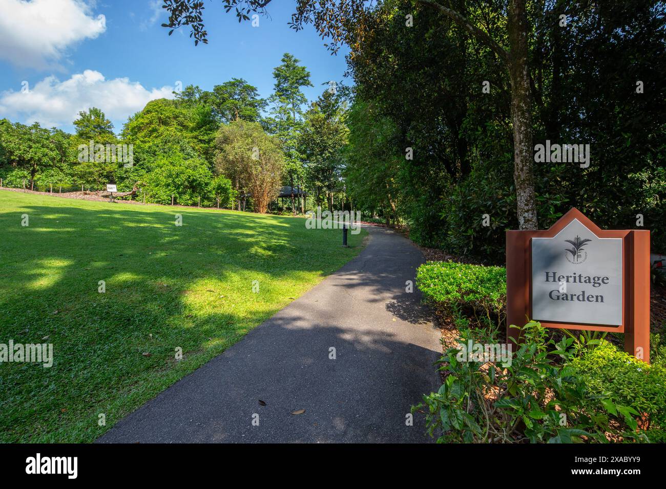 Bel tempo con il cielo azzurro. Cartello Heritage Garden presso i Giardini Botanici di Singapore. Scenografico punto di riferimento tropicale per le persone che vogliono godersi il viaggio. Foto Stock