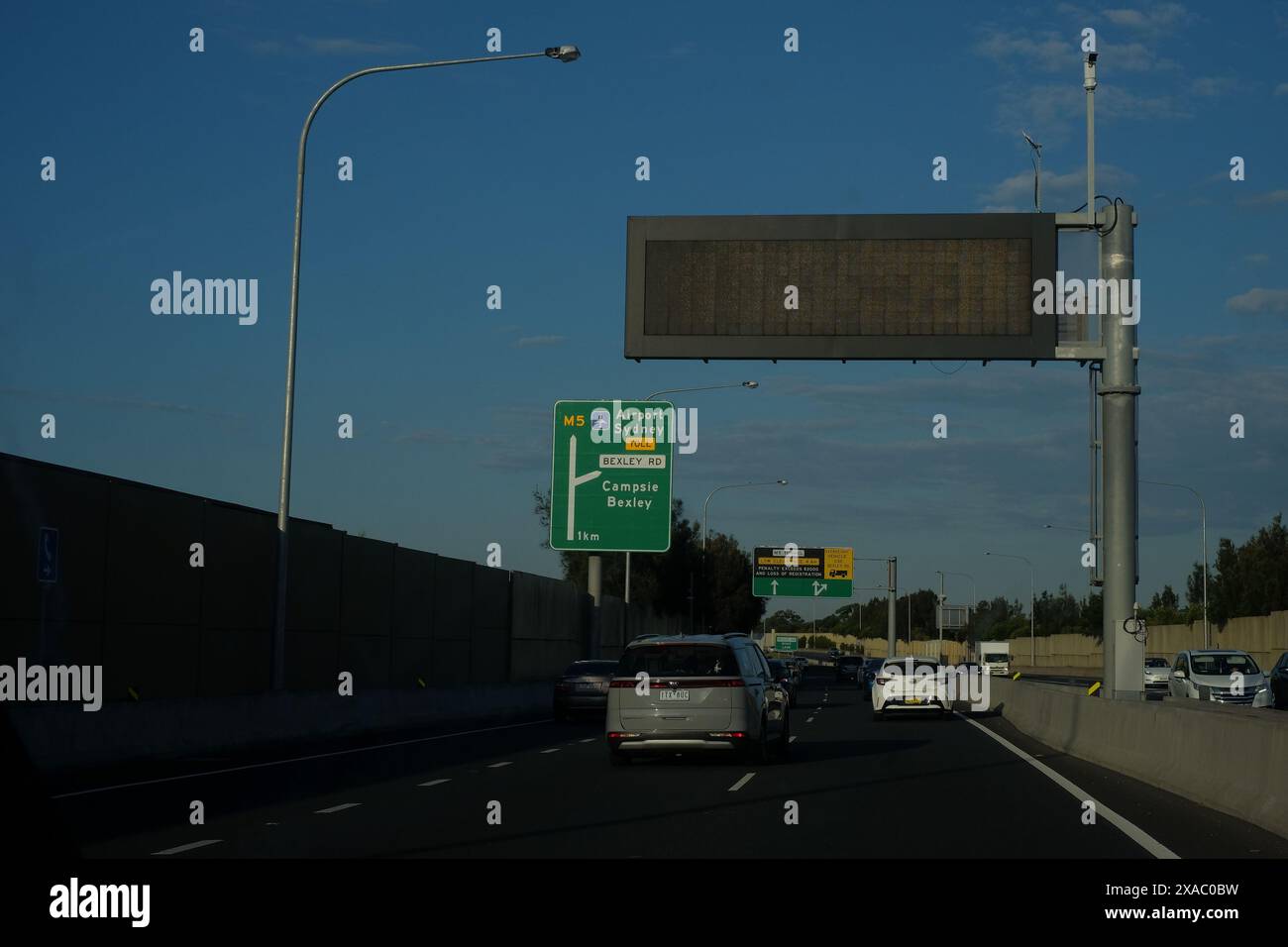Auto che guidano sulla superstrada tra Bowral nelle Southern Highlands e Sydney Foto Stock
