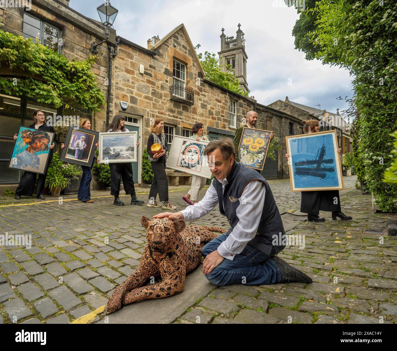 Circus Lane, New Town, Edimburgo, Regno Unito. 5 giugno 2024. Lancia l'evento fotocellula per il NT Art Month, un festival d'arte che celebra gallerie d'arte indipendenti. L'evento si svolge dal 7 giugno al 30 giugno 2024 l'immagine mostra i rappresentanti delle gallerie nella pittoresca Circus Lane nella New Town di Edimburgo, con una selezione di opere d'arte e sculture che saranno esposte durante il festival NT Art Month. Foto, credito: phil wilkinson/Alamy Live News Foto Stock