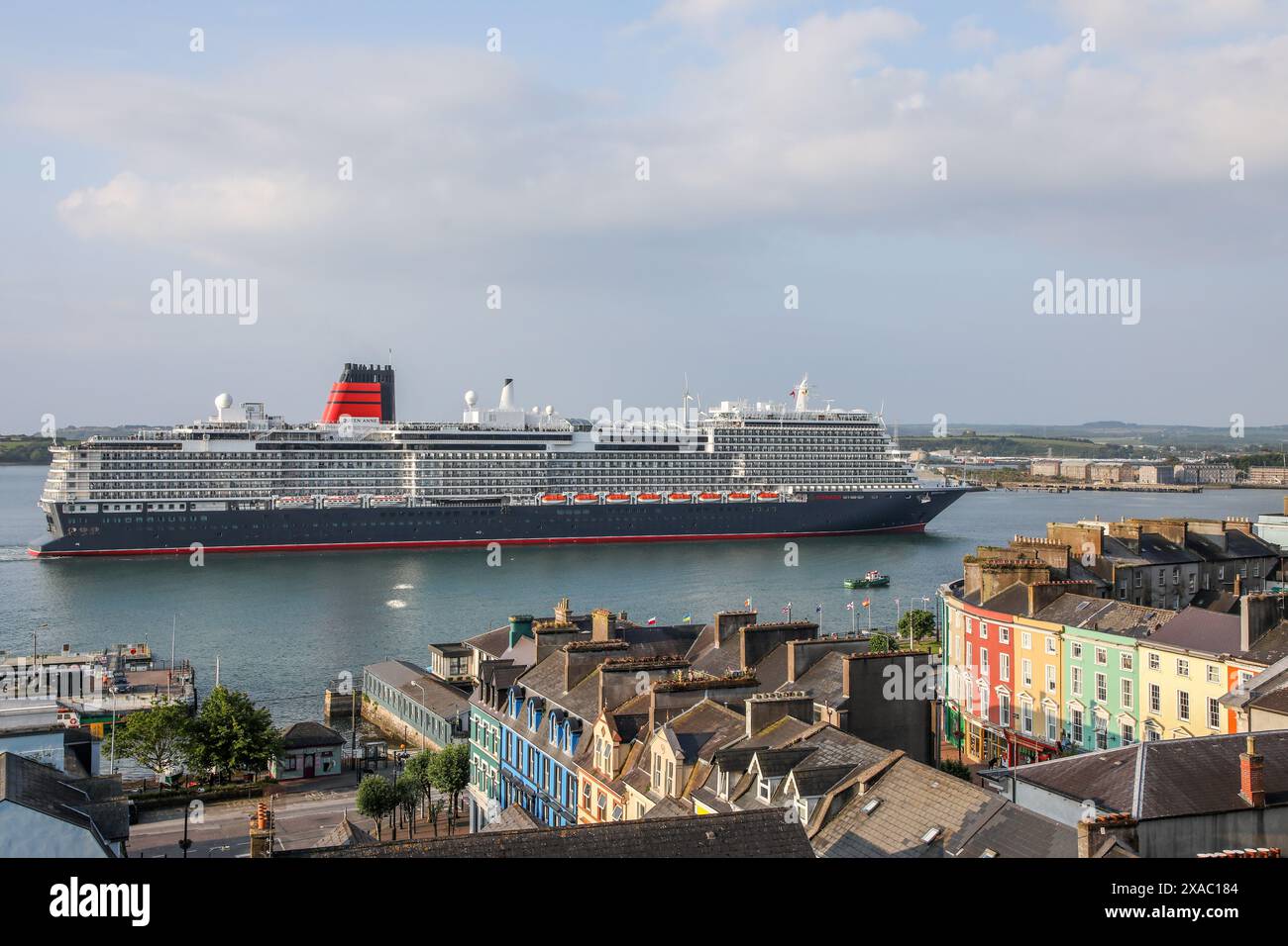 Cobh, Cork, Irlanda. 5 giugno 2024. La nuova nave da crociera Queen Anne di Cunard passa davanti alle case sul lungomare mentre si reca per la sua prima visita all'ormeggio in acque profonde a Cobh, Co. Cork, Irlanda. - Foto: David Creedon / Alamy Live News Foto Stock