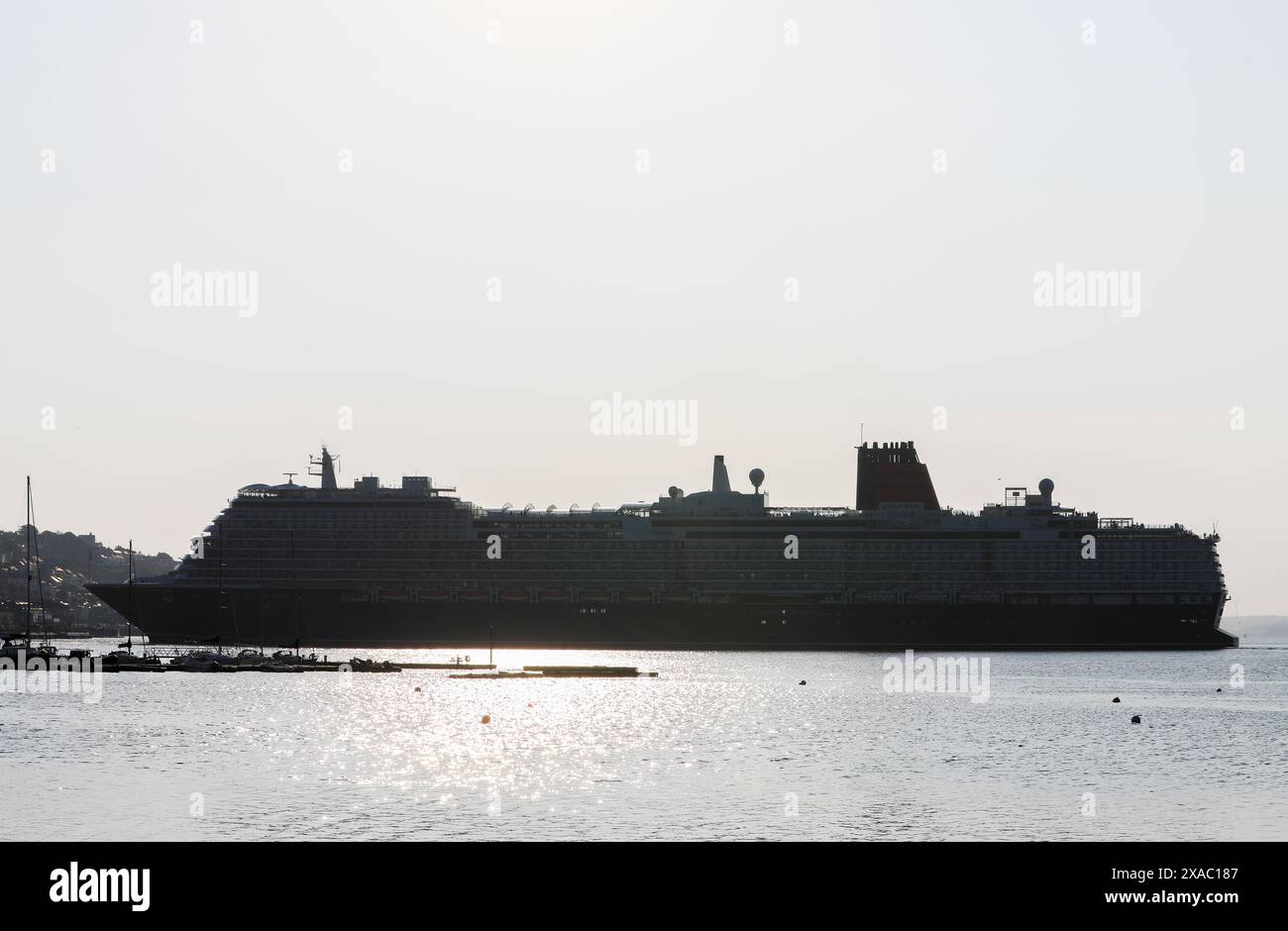 Cobh, Cork, Irlanda. 5 giugno 2024. La nuova nave da crociera MS Queen Annes di Cunard viene silenziata mentre effettua una manovra di svolta prima di attraccare all'ormeggio in acque profonde a Cobh, Co. Cork, Irlanda. - Foto: David Creedon / Alamy Live News Foto Stock