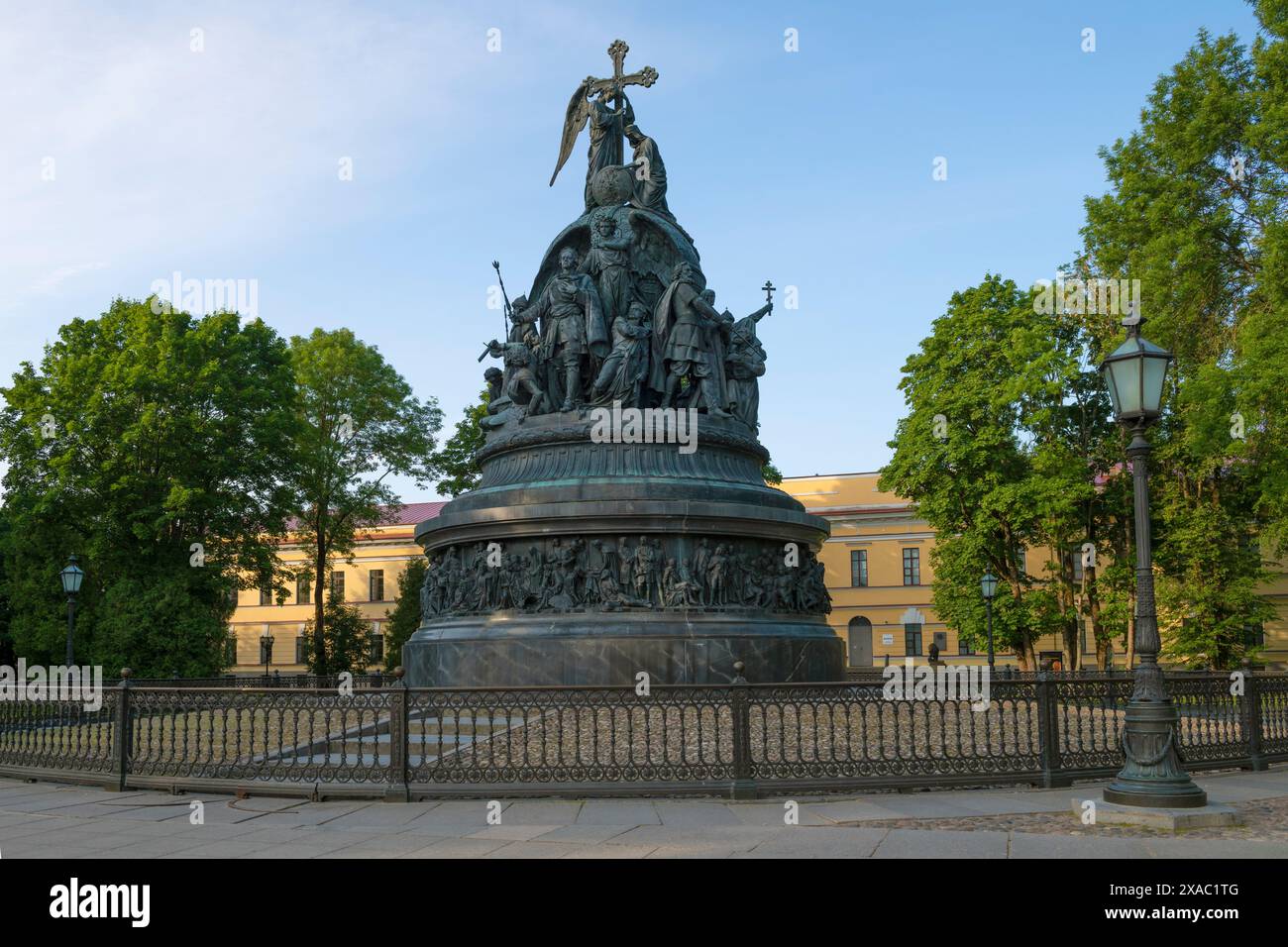 VELIKY NOVGOROD, RUSSIA - 15 LUGLIO 2023: Monumento "Millennium of Russia" in una mattina presto di luglio. Cremlino di Veliky Novgorod Foto Stock
