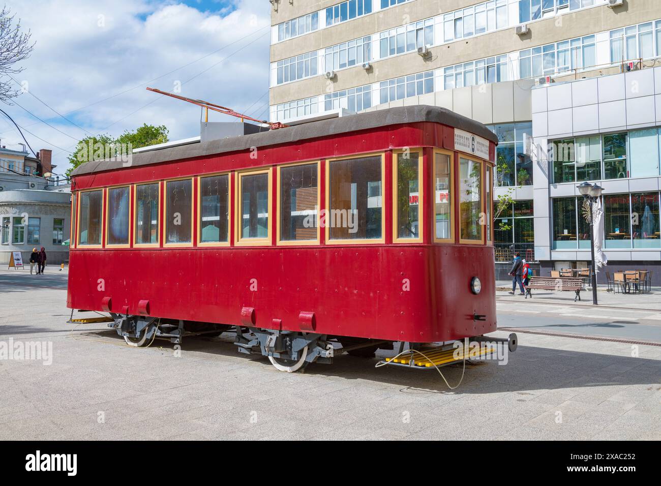 SARATOV, RUSSIA - 3 MAGGIO 2024: Retro tram n. 6 - un monumento su una strada della città in un giorno di sole maggio Foto Stock