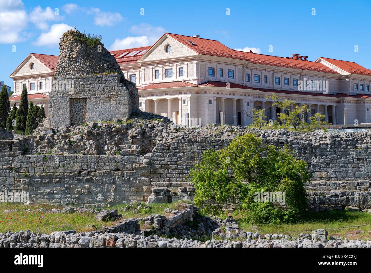 SEBASTOPOLI, CRIMEA - 16 MAGGIO 2024: Le rovine dell'antica Chersonesus e il nuovo edificio del complesso museale in una soleggiata giornata di maggio Foto Stock