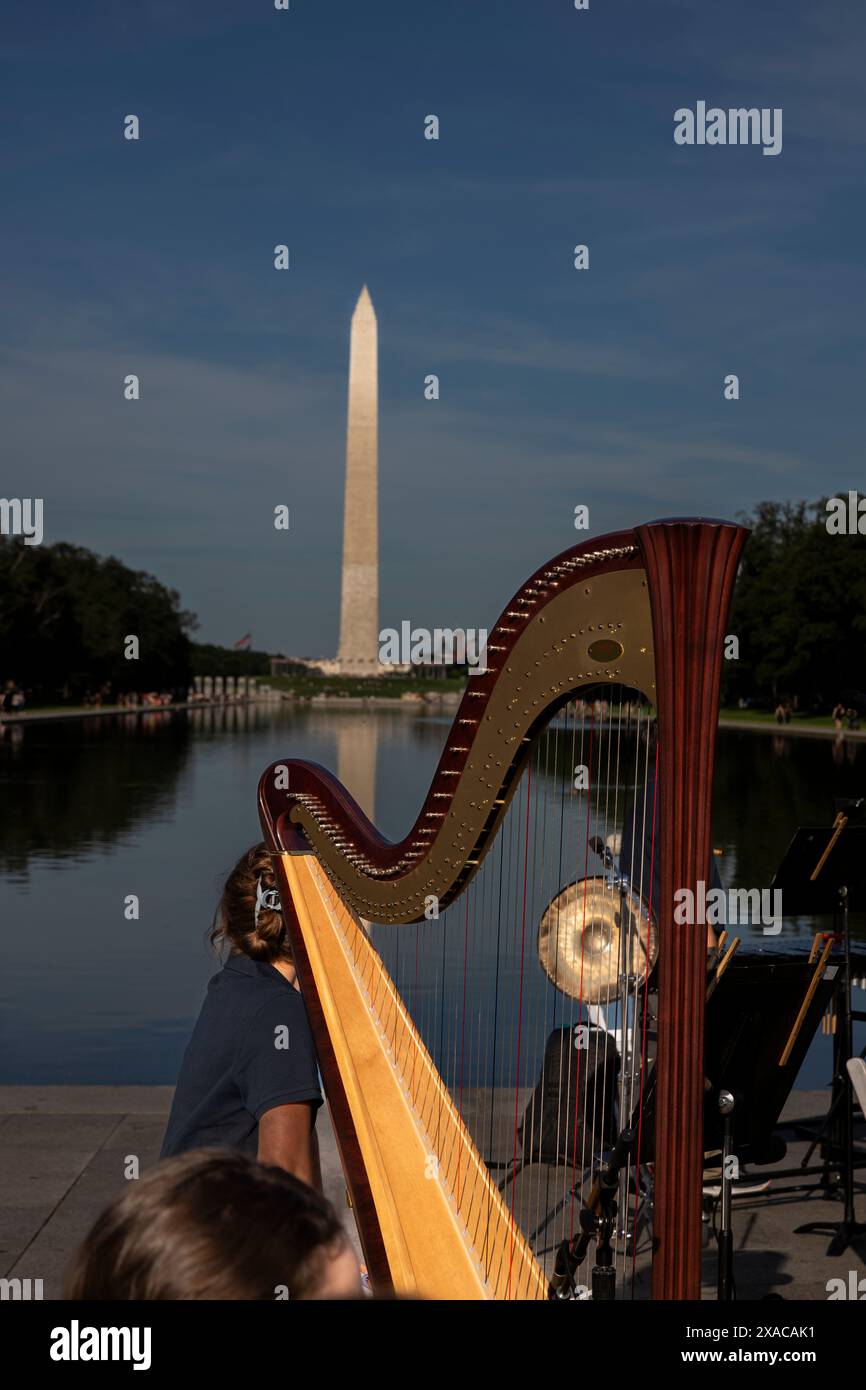 Washington DC, Stati Uniti. 1 giugno 2024. Un artista sta piazzando un'arpa per strumenti musicali prima di unirsi all'Italian Opera al Lincoln Memorial di Washington DC, USA, il 1° giugno 2024. Opera Italiana fa parte della missione principale di The Air: Rendere la bellezza dell'opera italiana accessibile a tutti e piacevole per tutti, per ispirare e collegare nuovi e diversi tipi di pubblico e artisti. (Foto di Aashish Kiphayet/NurPhoto) crediti: NurPhoto SRL/Alamy Live News Foto Stock