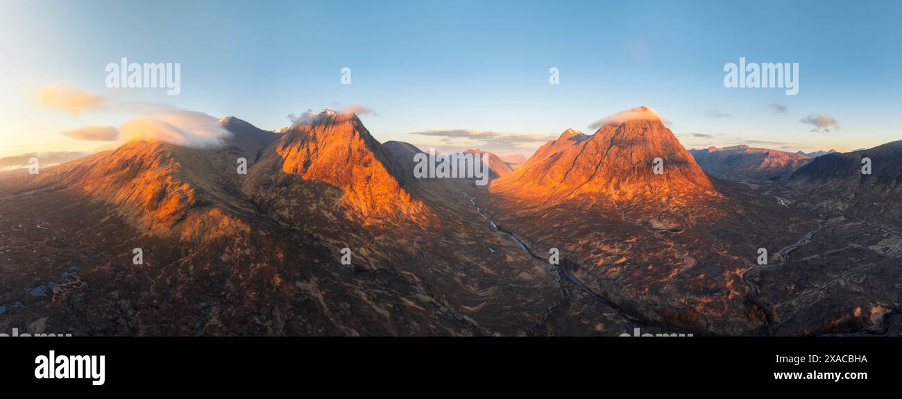 Vista panoramica e aerea delle montagne di Glencoe durante l'alba, Highlands, Scozia, Regno Unito Foto Stock