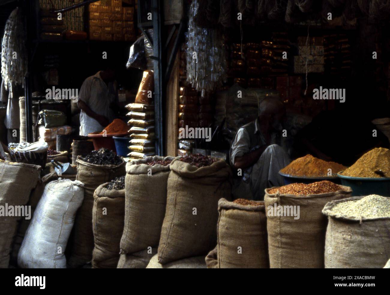 Negozio di cereali e spezie, Peshawar 1984 Foto Stock