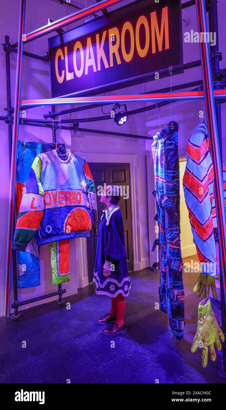 Somerset House, Londra, Regno Unito. 6 giugno 2024. Outfit indossati da volti famosi: Harry Styles, Charli XCX, Tilda Swinton, Faris Badwan degli orrori e la star K-pop Mino. Mostra del designer e illustratore scozzese Charles Jeffrey che include l'intero spettro della sua prolifica produzione e collaborazioni iconiche, che celebrano i 10 anni di LOVERBOY. 8 giugno credito: Paul Quezada-Neiman/Alamy Live News Foto Stock