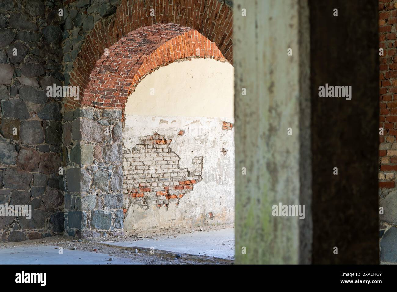 Interno dell'edificio abbandonato della fabbrica di pesce interno della vecchia fabbrica di pesce abbandonata. Foto Stock