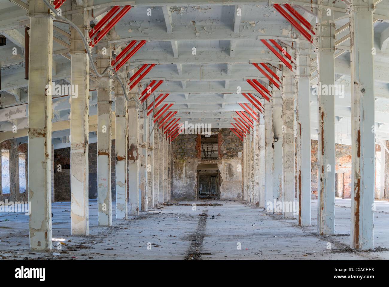 Interno dell'edificio abbandonato della fabbrica di pesce interno della vecchia fabbrica di pesce abbandonata. Foto Stock
