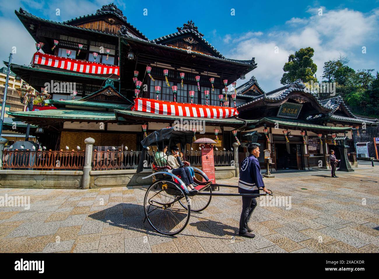 Risciò giapponese di fronte alla vecchia spa di Dogo Onsen, Matsuyama, Shikoku, Giappone, Asia Copyright: MichaelxRunkel 1184-11686 solo per uso editoriale Foto Stock