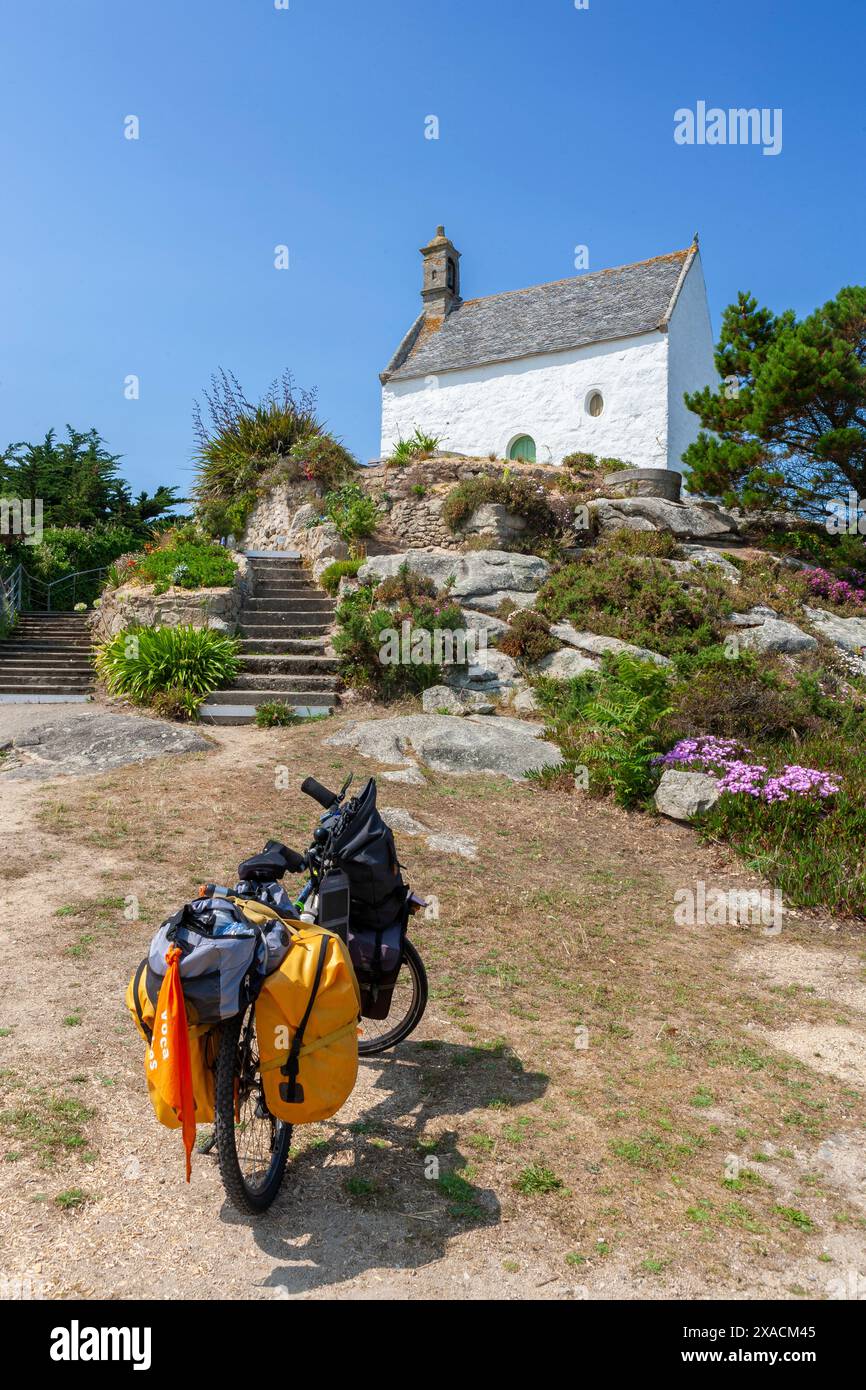 Bici da turismo parcheggiata di fronte alla Chapelle Sainte-Barbe, Roscoff, Finistère, Bretagna, Francia Foto Stock