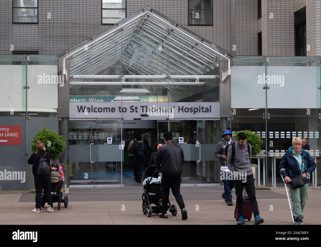 Londra, Regno Unito. 5 giugno 2024. St Thomas' Hospital di Londra. Le indagini continuano dopo che i principali ospedali di Londra sono stati colpiti da un attacco informatico all'inizio di questa settimana sul partner patologico Synnovis. Il King's College Hospital, Guy's e St Thomas', il Royal Brompton e l'Evelina London Children's Hospital sono stati colpiti da un attacco informatico ransomware al partner patologico Synnovis lunedì. È stato dichiarato un incidente critico con alcune procedure e operazioni annullate o trasferite in altri ospedali. Le trasfusioni di sangue in particolare sono state influenzate. Secondo quanto riferito, gli ospedali stanno ora tornando alla carta r Foto Stock