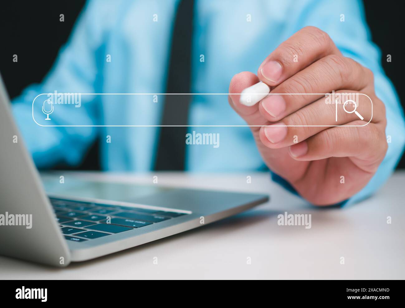 Ricerca utente navigazione dati Internet concetto di rete informazioni sui dati, ottimizzazione dei motori di ricerca tecnologica, SEO con contenuti e pubblicità sui social media Foto Stock