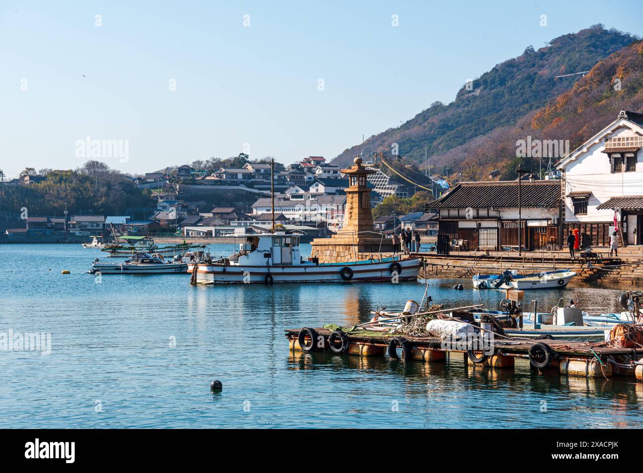 Vista sul piccolo porto di pescatori di Tomonoura con il famoso faro di pietra e le acque blu, Tomonoura, Honshu, Giappone, Asia Copyright: CasparxSch Foto Stock