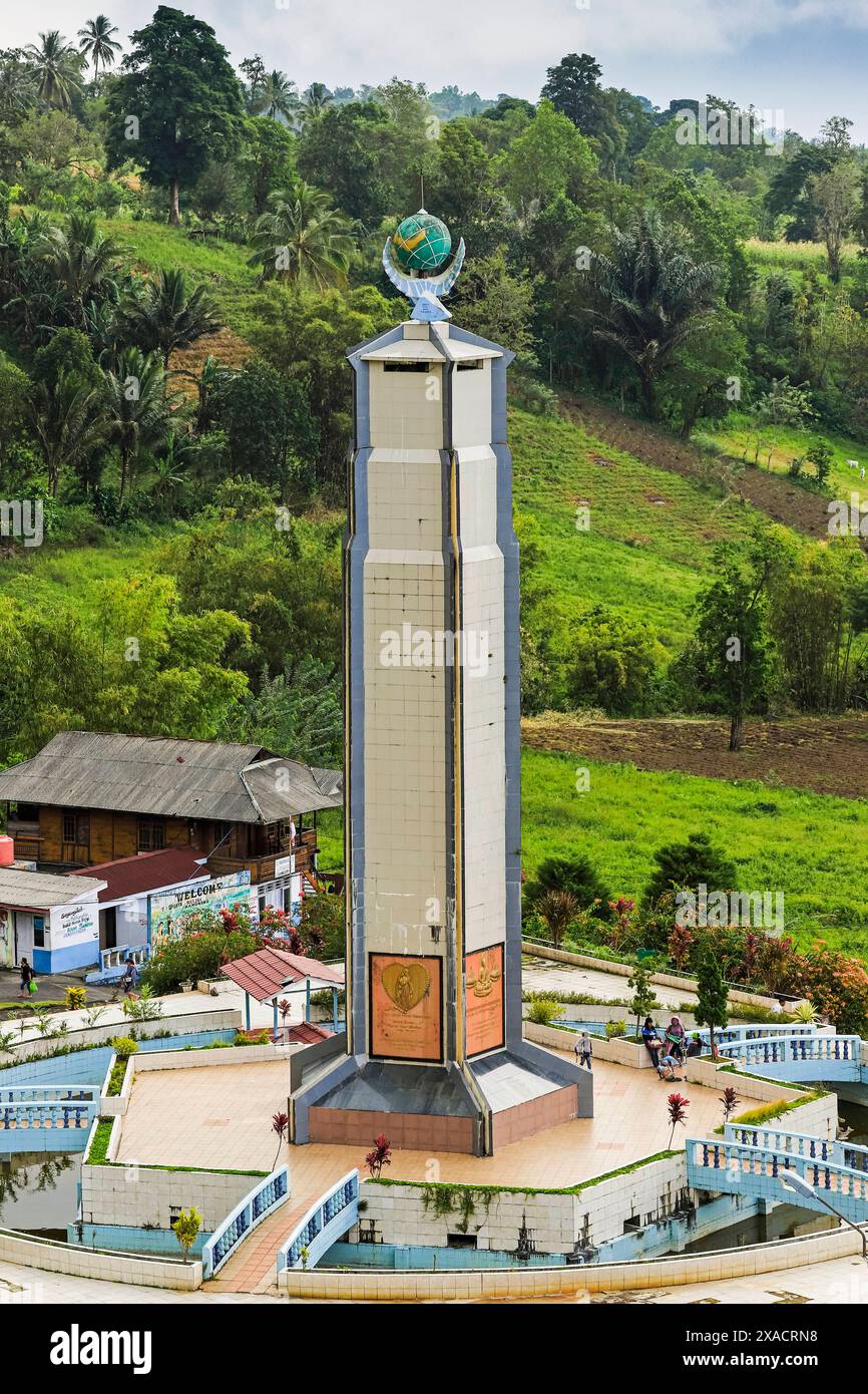 La torre a tema pace mondiale in questo parco turistico con case di culto di cinque religioni principali e campi di fumarole vulcaniche, Bukit Kasih, Minahasa, Nor Foto Stock