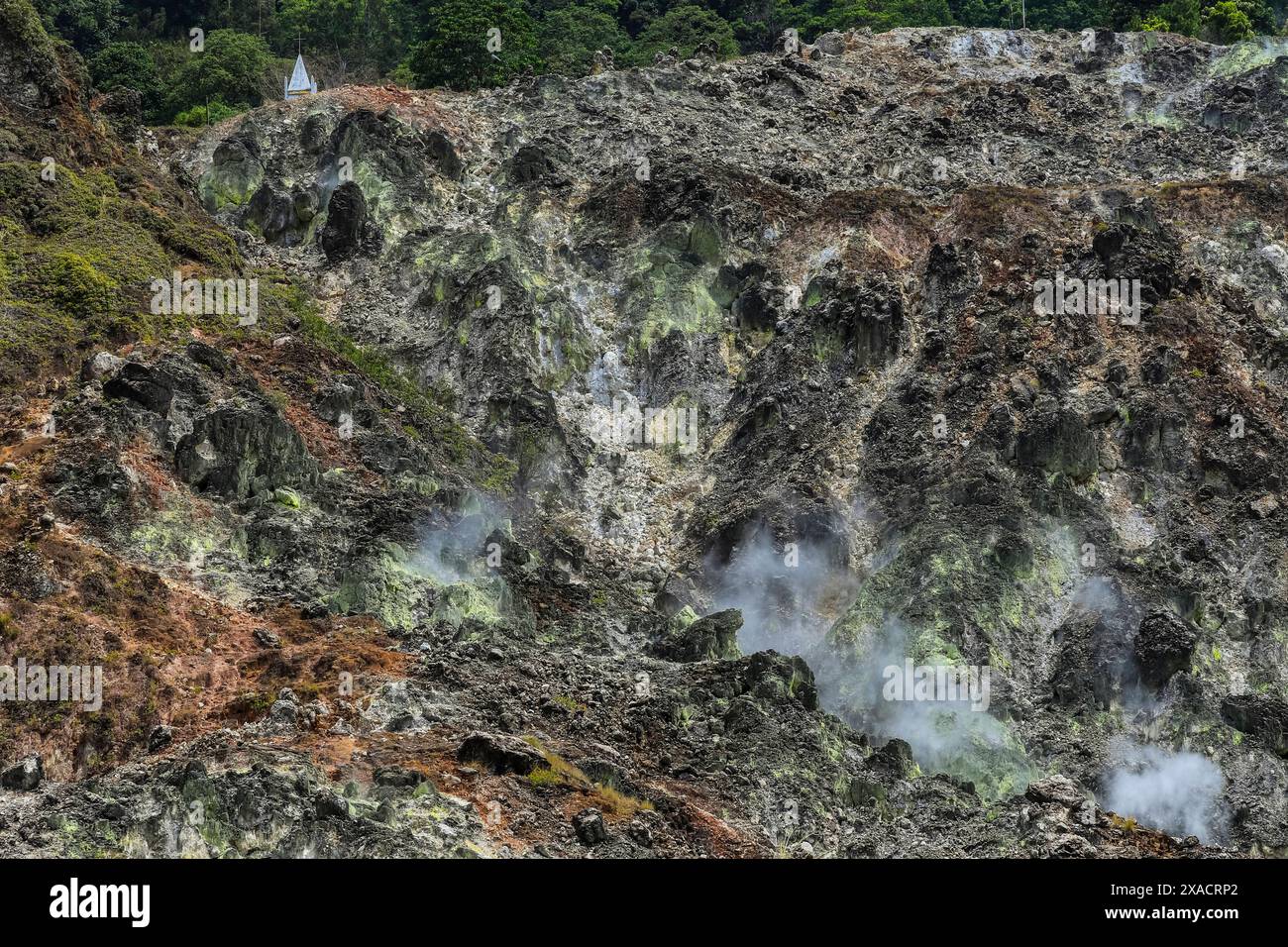 Fumante campo di fumarole vulcaniche a Bukit Kasih, un parco turistico con una torre a tema di pace mondiale e case di culto di cinque religioni principali, Bukit Kasi Foto Stock