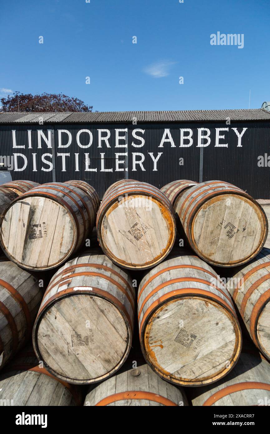 Botti di whisky fuori dalla Lindores Abbey Distillery, Lindores, Newburgh, Fife, Scozia Foto Stock