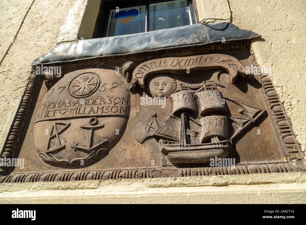Era consuetudine tra i tessitori a telaio a Newburgh, Fife, Scozia, sposarsi avere le loro iniziali e un cuore tagliato nell'architrave della loro porta. Foto Stock