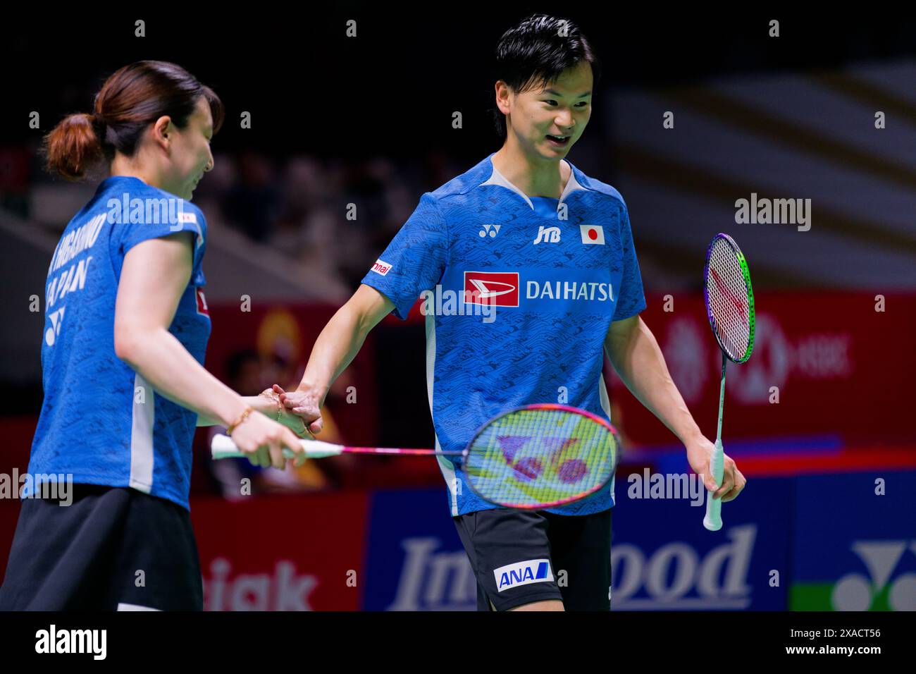 Arisa Higashino e Yuta Watanabe del Giappone in azione durante il match di doppio misto del secondo giorno del Kapal API Indonesia Open tra Yuta Watanabe A. Foto Stock