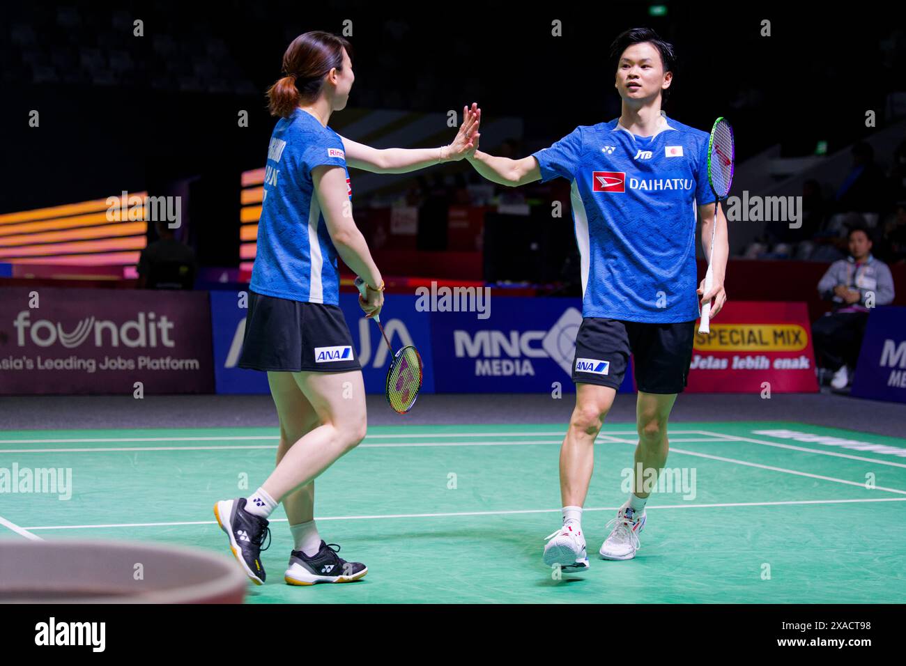 Arisa Higashino e Yuta Watanabe del Giappone in azione durante il match di doppio misto del secondo giorno del Kapal API Indonesia Open tra Yuta Watanabe A. Foto Stock