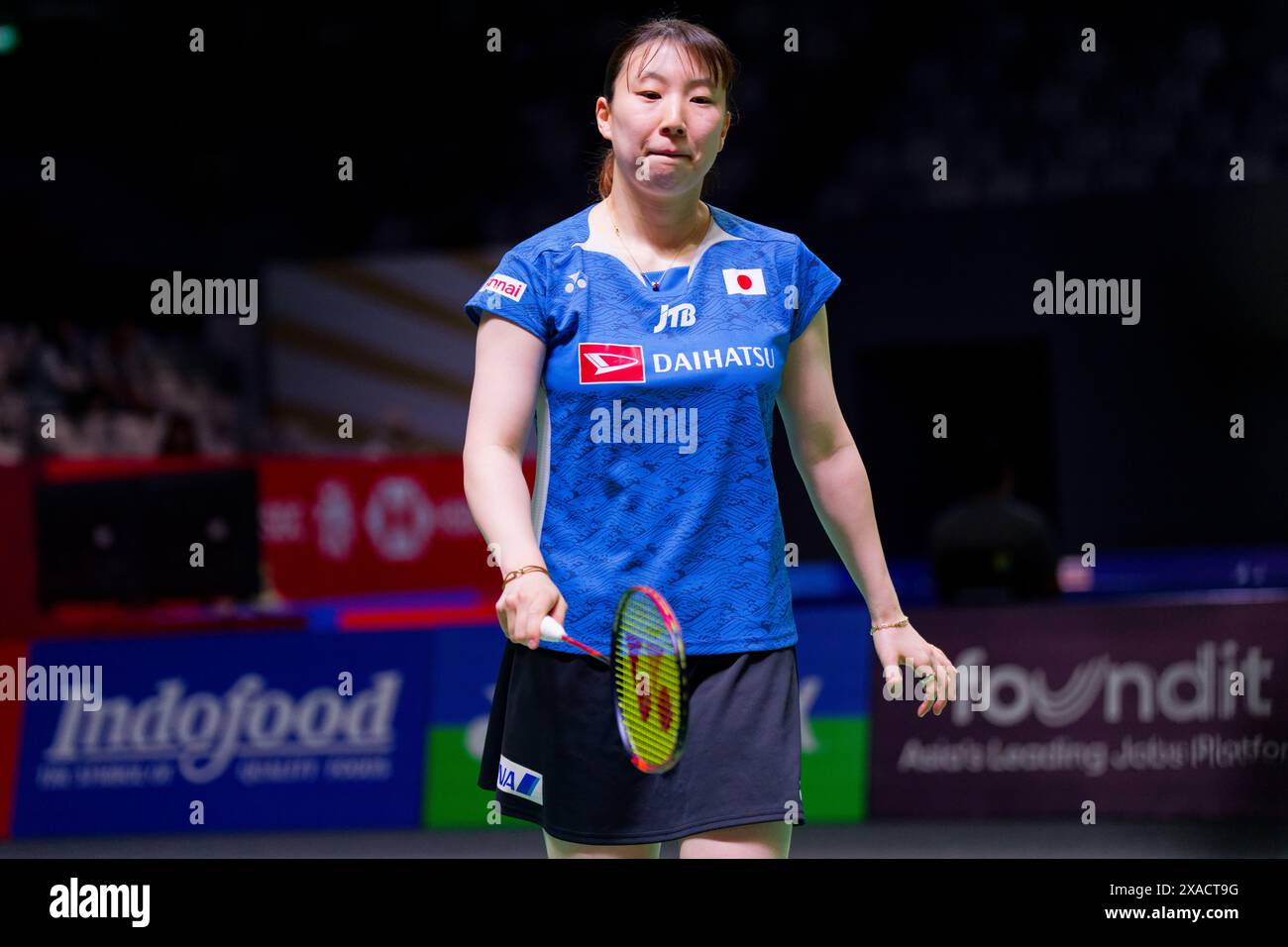 Arisa Higashino del Giappone in azione durante il match di doppio misto del secondo giorno del Kapal API Indonesia Open tra Yuta Watanabe e Arisa Higashino Foto Stock