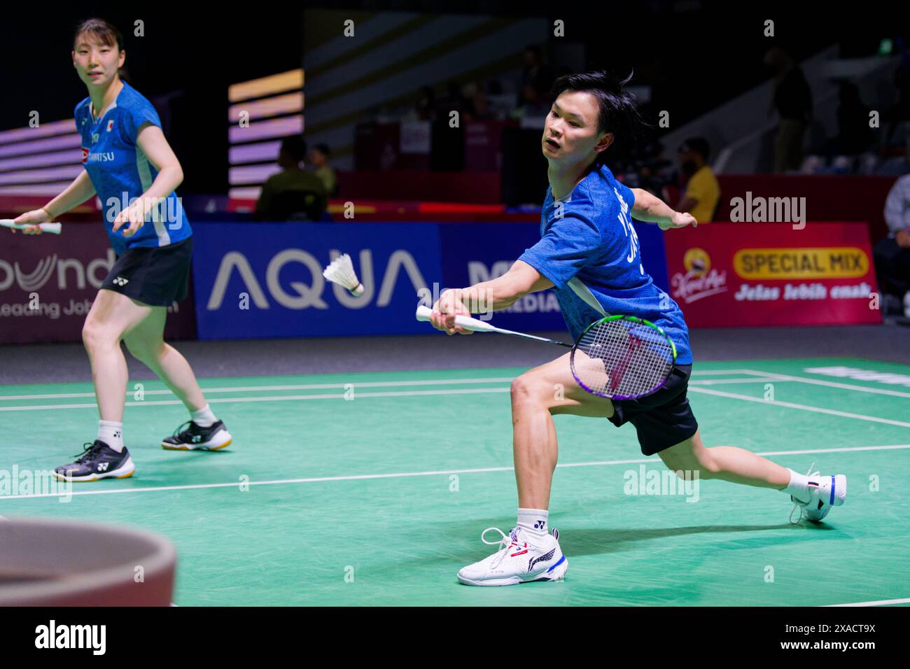 Arisa Higashino e Yuta Watanabe del Giappone in azione durante il match di doppio misto del secondo giorno del Kapal API Indonesia Open tra Yuta Watanabe A. Foto Stock